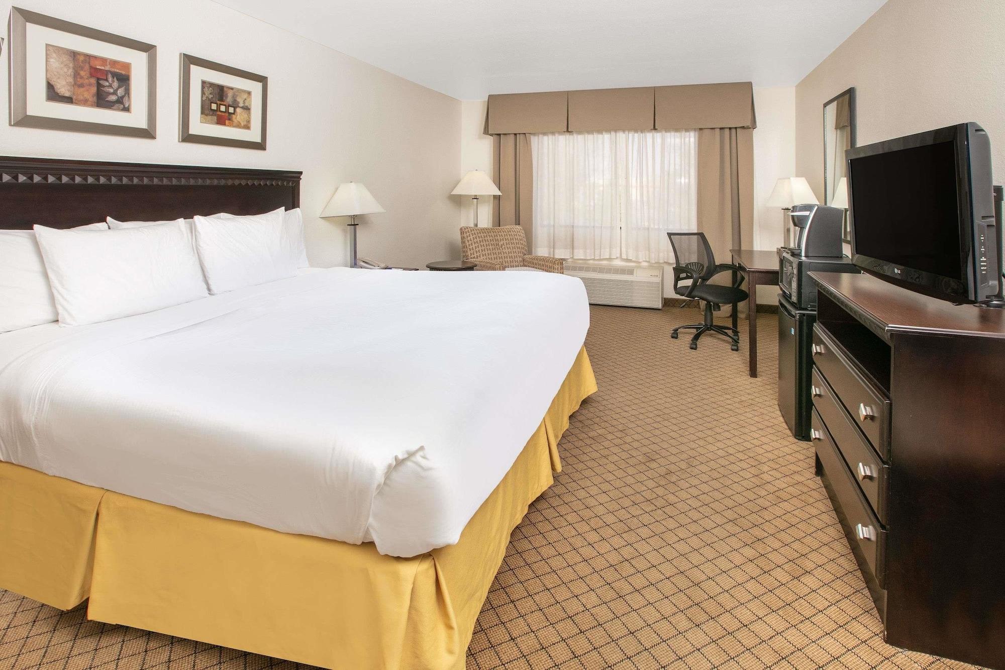 Baymont By Wyndham Roswell Hotel Екстериор снимка
