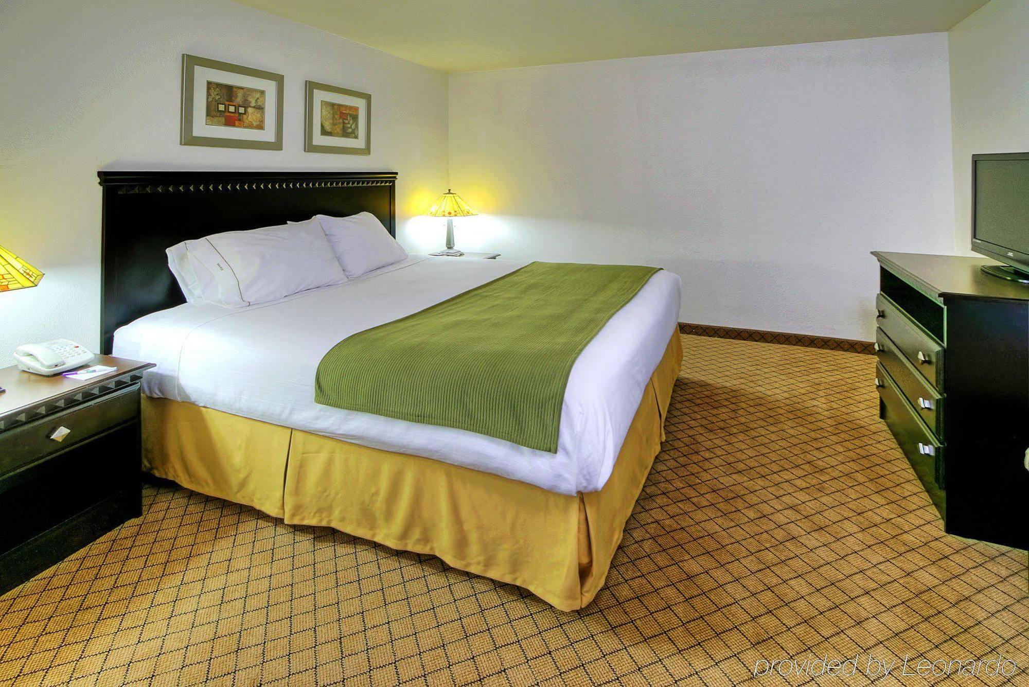 Baymont By Wyndham Roswell Hotel Стая снимка