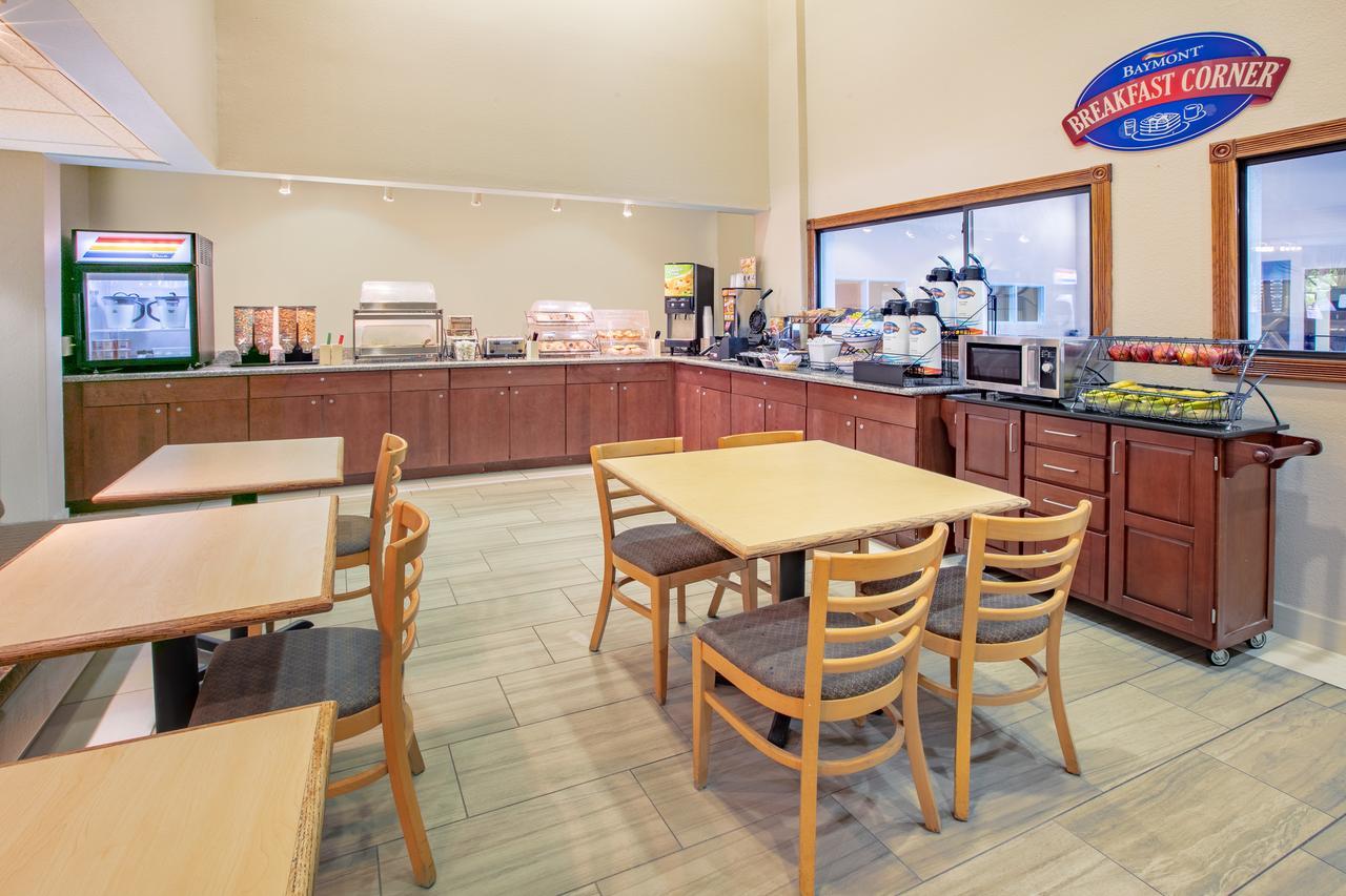Baymont By Wyndham Roswell Hotel Екстериор снимка