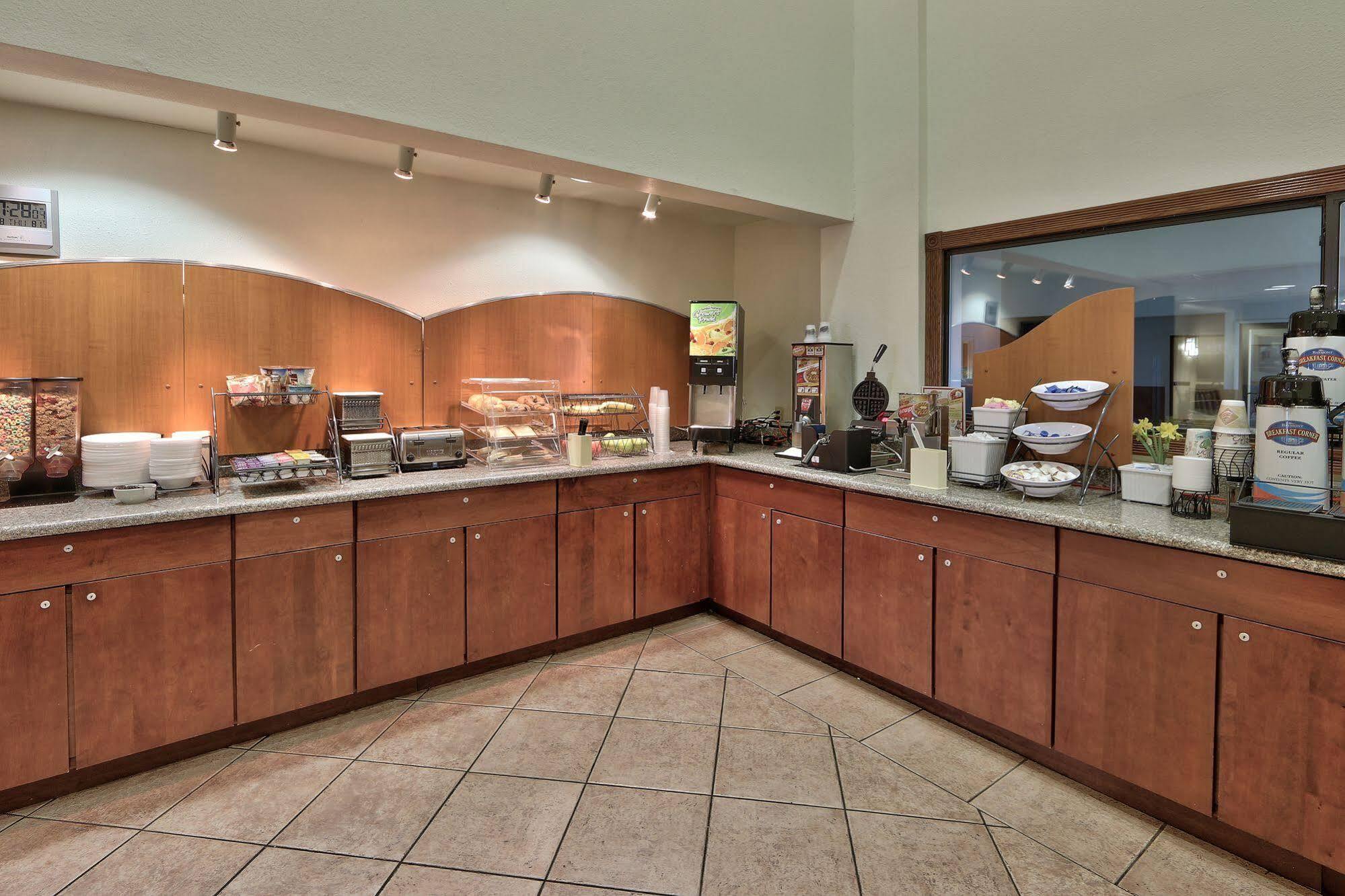 Baymont By Wyndham Roswell Hotel Екстериор снимка